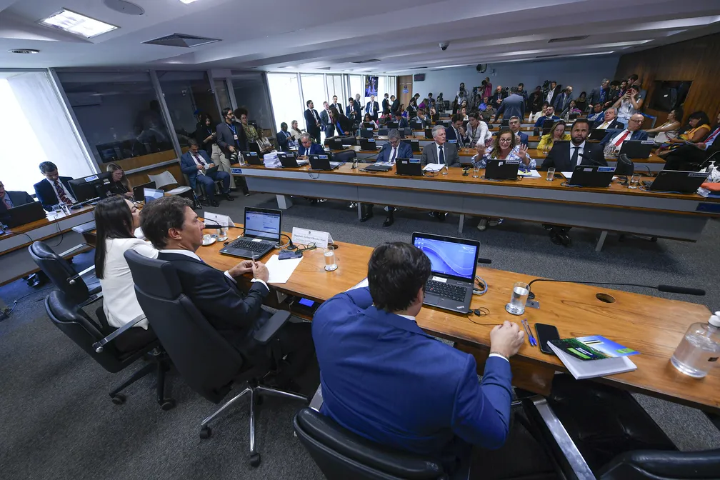 CPMI dos Atos Golpistas aprova relatório final e pede indiciamento de Bolsonaro e mais 60