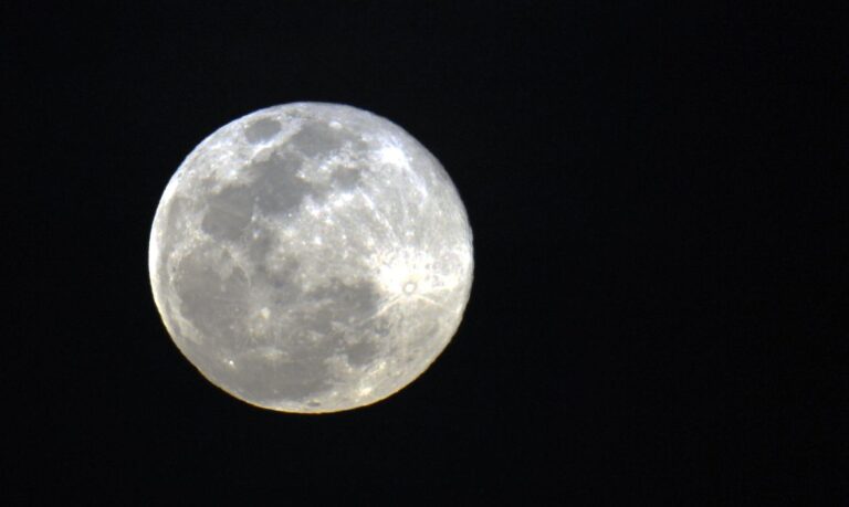 Eclipse parcial da Lua será hoje e poderá ser visto pela internet