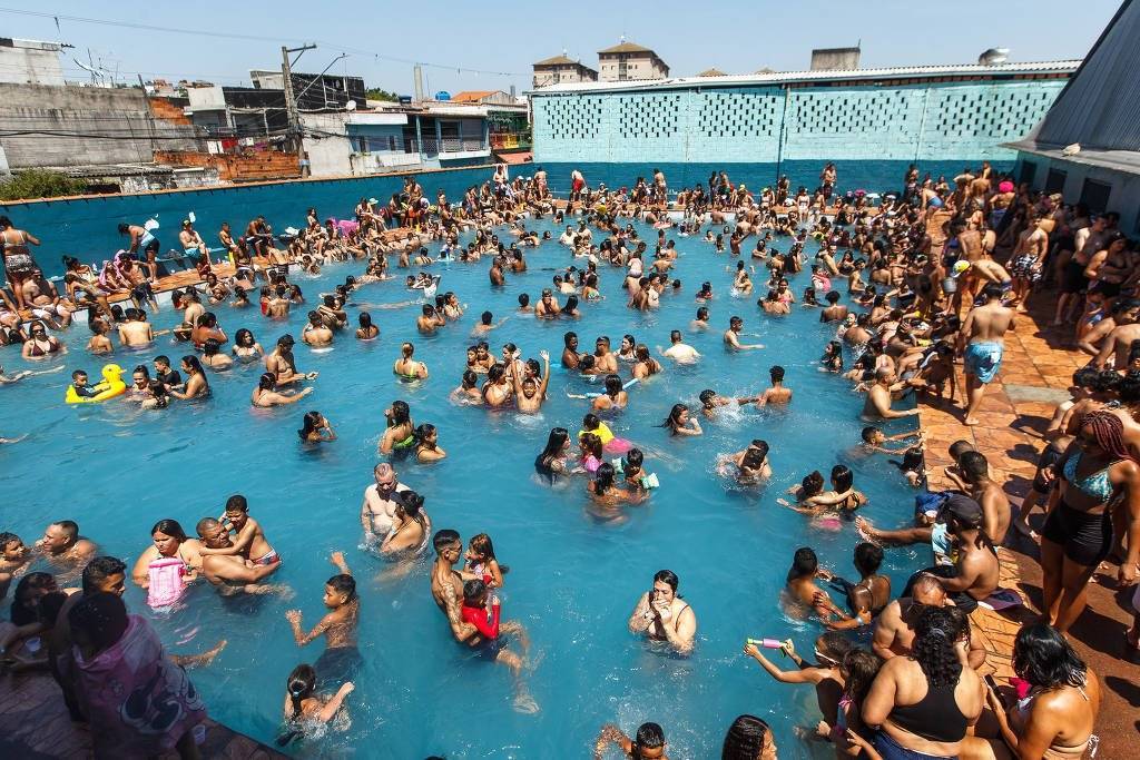 Sem opção de lazer, moradores da periferia pagam R$ 20 para usar piscinas particulares