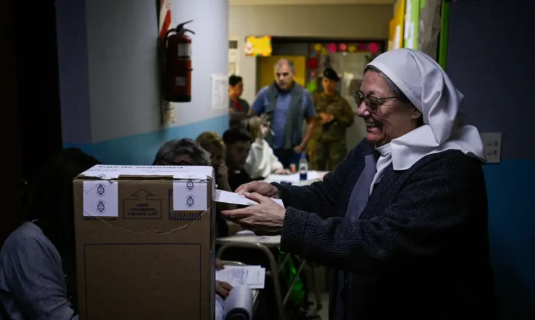 Argentinos começam a votar no segundo turno das eleições