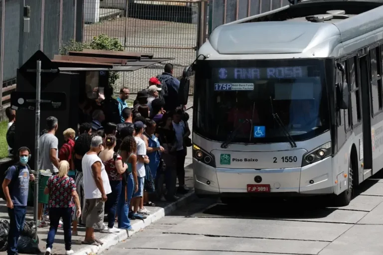 Nove terminais de ônibus são bloqueados em São Paulo