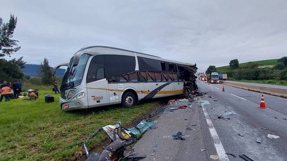 Acidente grave entre ônibus na BR-381 em MG deixa 2 mortos e 5 feridos; veículos ficaram destruídos