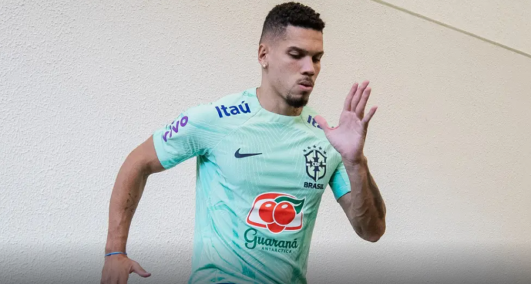 Jogador Paulinho sofre intolerância religiosa após estreia na seleção