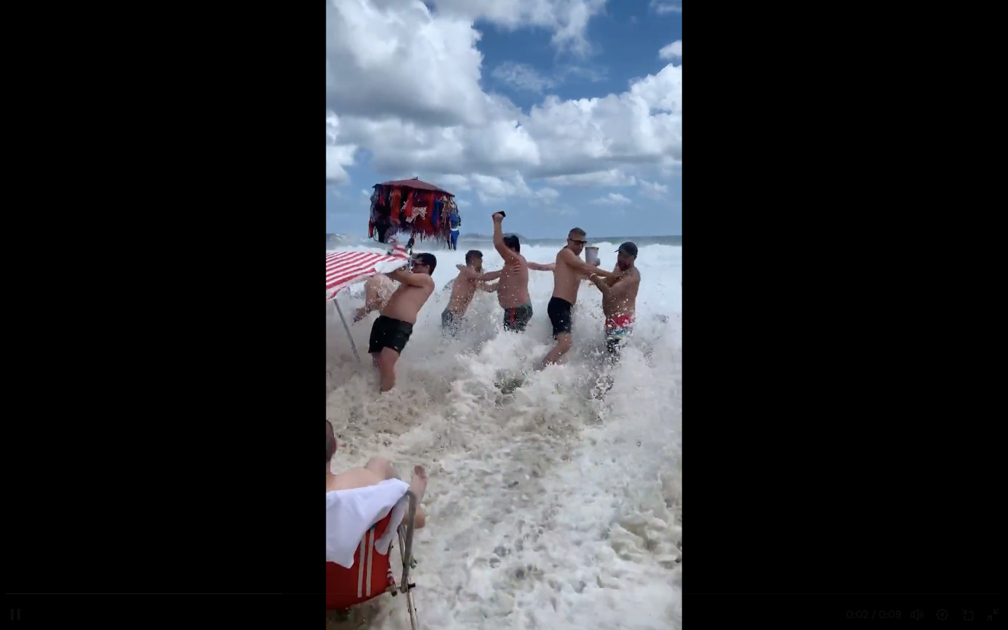 VÍDEO: Onda gigante invade praia do Leblon e arrasta banhistas; jovem some no mar em Ipanema