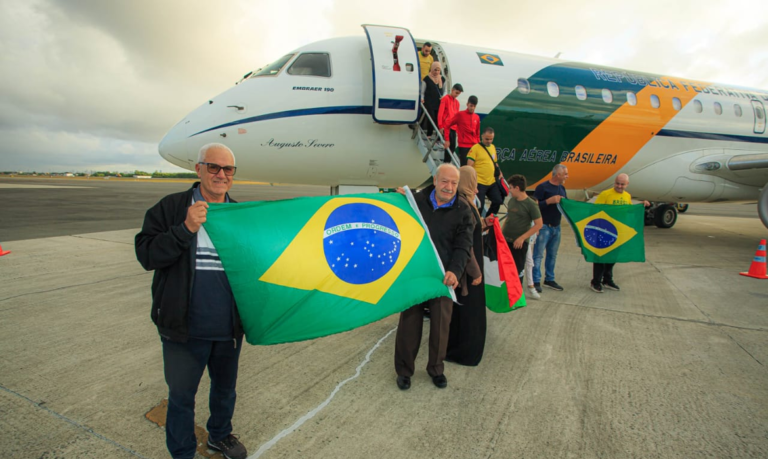 Grupo de brasileiros repatriados da Cisjordânia chega ao Recife