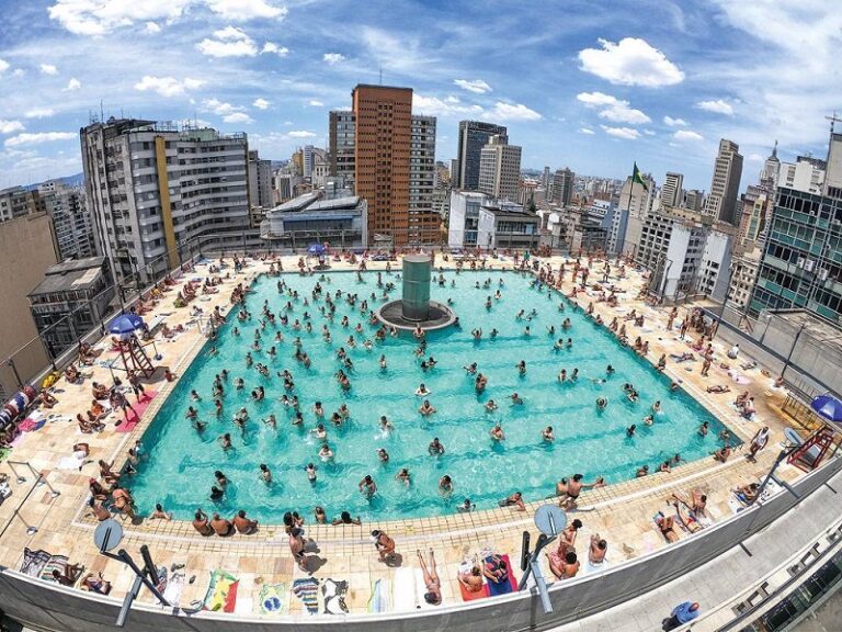 Em Dia Quente e de Baixa Umidade, Cidade de SP Tem Piscinas Cheias e Parques Movimentados