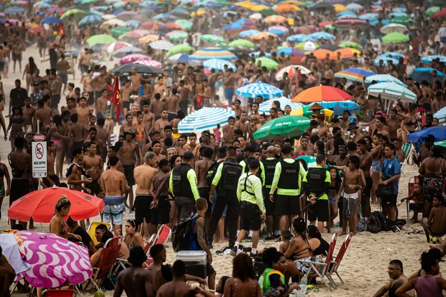 Feriado no Rio é marcado por tumultos na orla e mais de 100 pessoas foram detidas