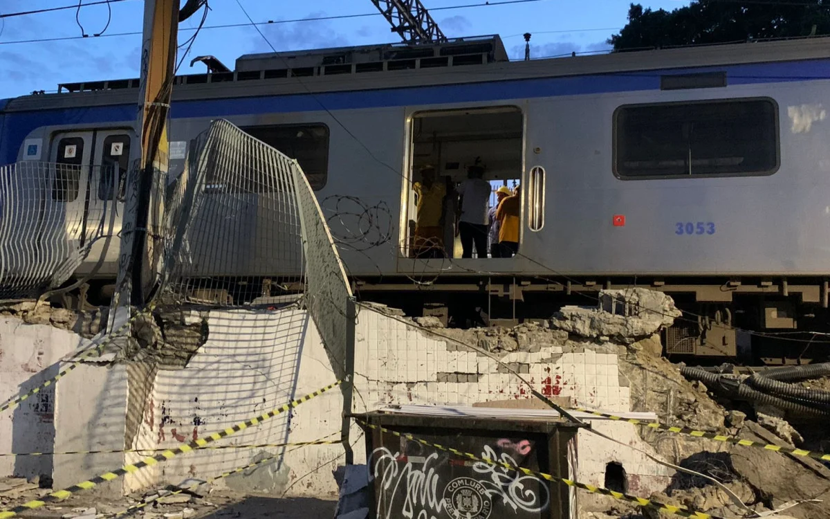 Passageiros são retirados de trem, após descarrilamento no Rio