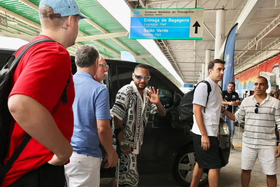 Cruzeiro de Neymar Agita o Porto de Santos com Celebridades e Música a Bordo