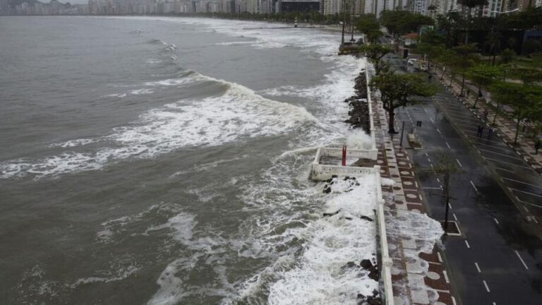 Santos Entra em Estado de Atenção devido a Mar Agitado e Maré Alta; Alerta da Defesa Civil