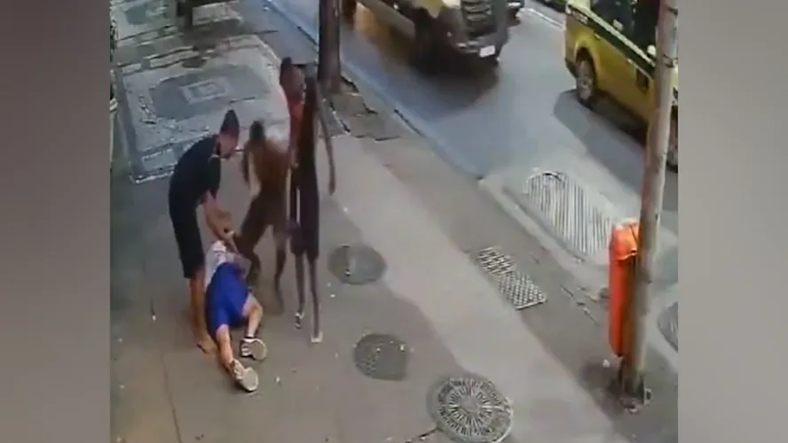 VÍDEO: Homem é Nocauteado ao Tentar Proteger Mulher em Arrastão em Copacabana