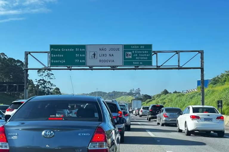 Estradas ficam congestionadas em direção ao litoral de SP nas vésperas do Réveillon