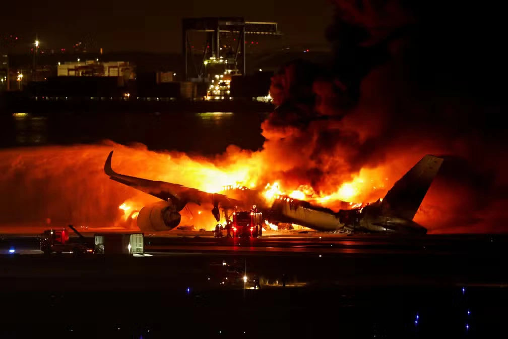 VÍDEO: Avião com 379 a bordo bate em outra aeronave e pega fogo no aeroporto de Tóquio; cinco morrem
