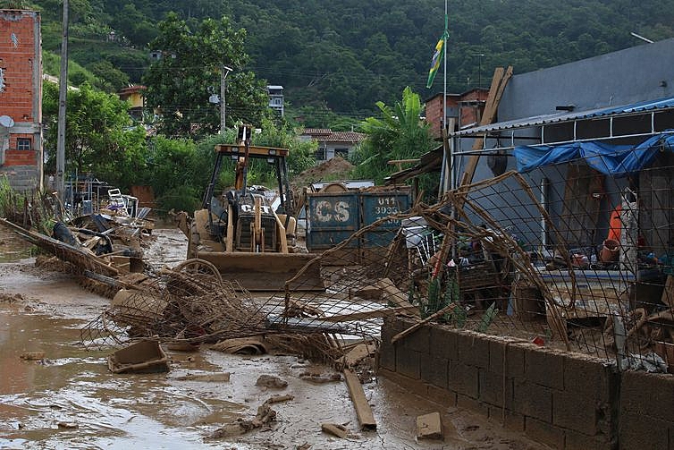 Medo da chuva faz morador de São Sebastião criar sistema alternativo