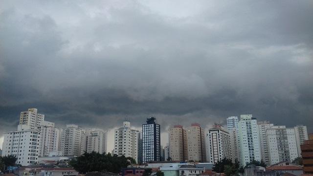 Inmet alerta risco de temporais atingirem partes do RS, SC, PR e SP