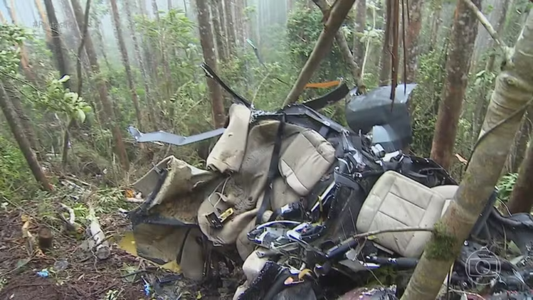 Empresa dona do helicóptero que caiu em Paraibuna chega ao local para retirar destroços