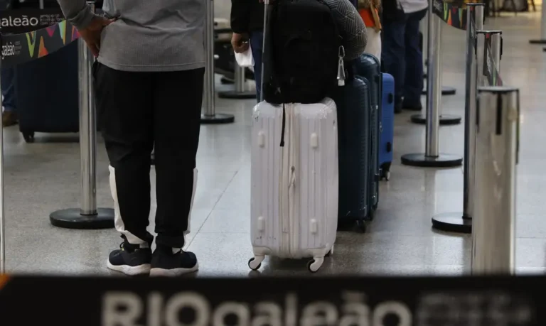 Auditores da Receita fazem operação-padrão em aeroportos nesta terça