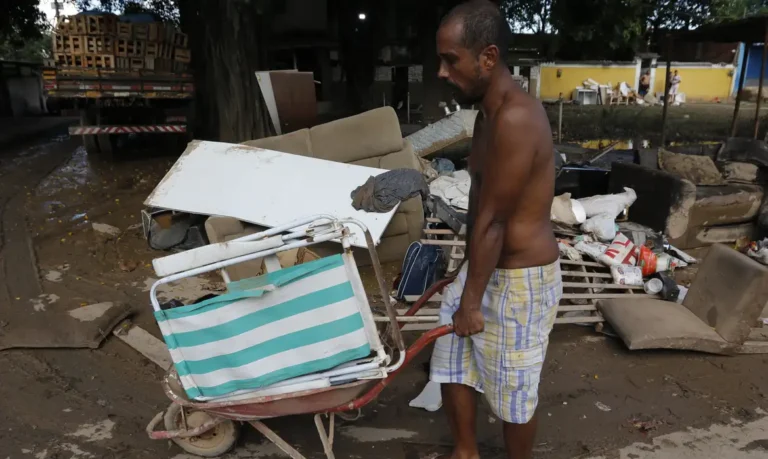 Em Belford Roxo, moradores tiveram as casa completamente inundadas