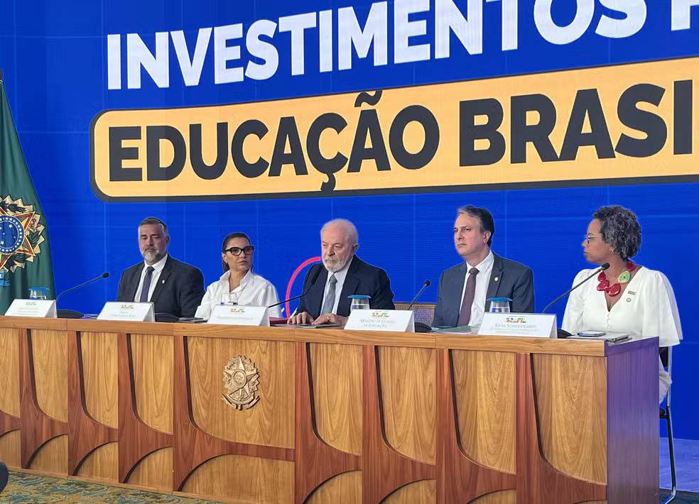 Pé de Meia: Alunos de Baixa Renda Receberão R$ 2 Mil Anuais, além de Bônus, Anuncia Ministro da Educação