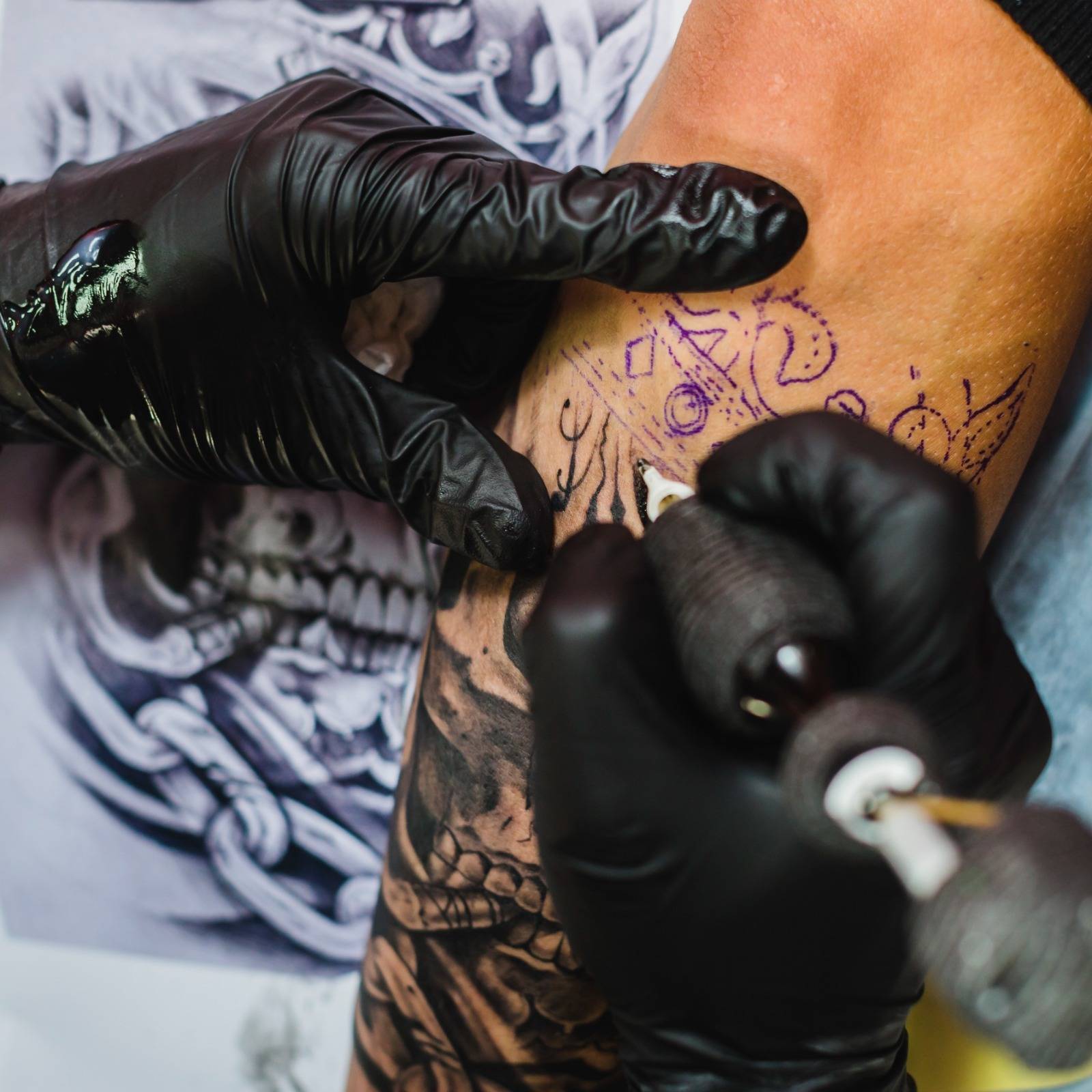 Tatuagens podem ser realizadas com diferentes técnicas