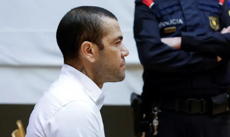 Daniel Alves nega agressão sexual em tribunal de Barcelona