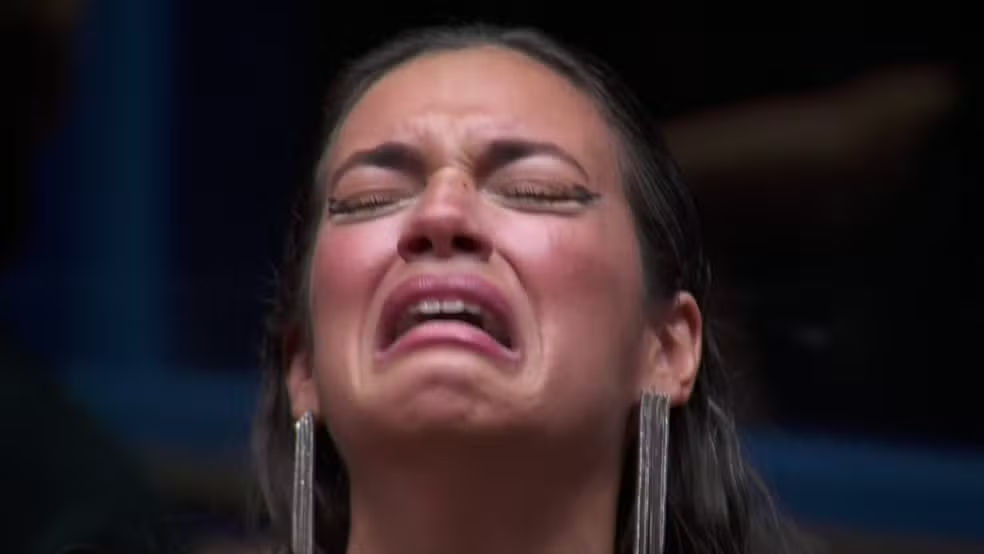 No Sincerão no BBB 24, Alane desaba em lágrimas ao ter cartinha da família destruída por Raquele