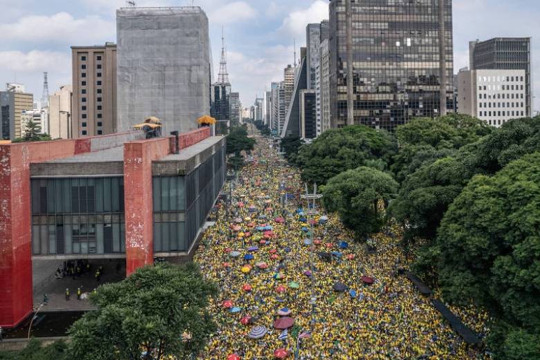 Bolsonaro reúne multidão na Paulista, refuta trama golpista e fala em abuso de alguns