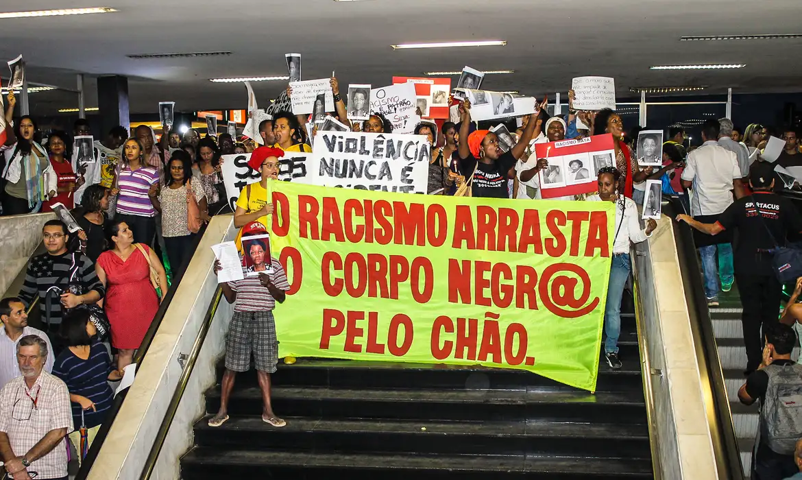 Absolvição de PMs que mataram mulher em 2014 gera protesto no Rio