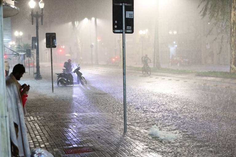 Chuva forte alaga São Paulo e coloca cidade em estado de atenção nesta sexta-feira (8)