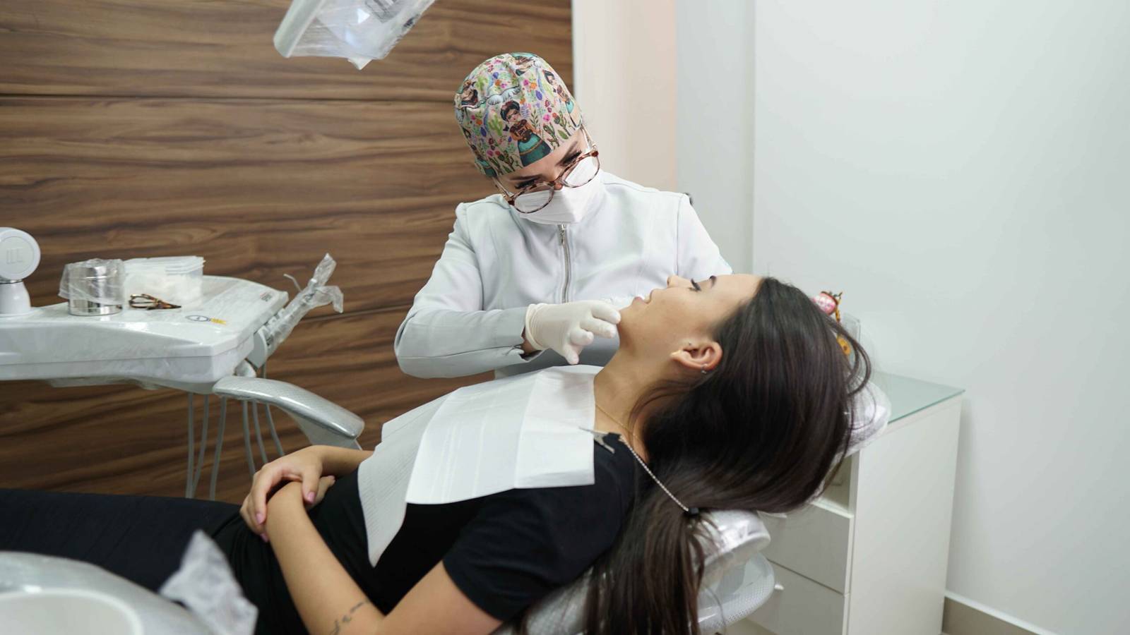 Clareamento dental: cirurgiã-dentista explica como funciona