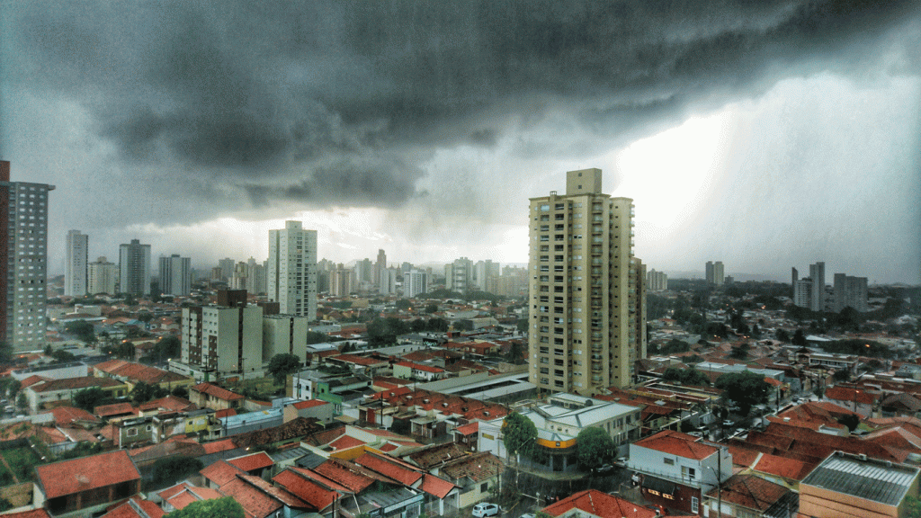 São Paulo tem Previsão de Chuva Intensa neste Domingo (17/03); Tempo se Mantém Abafado