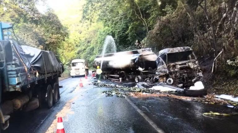 Motoristas enfrentam engarrafamento na descida para a baixada santista