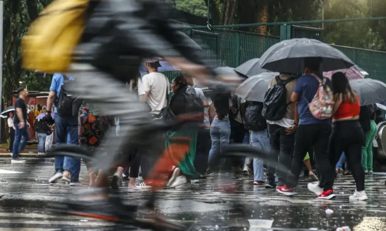 Frente fria potencializa efeitos de massa quente e úmida do Sudeste