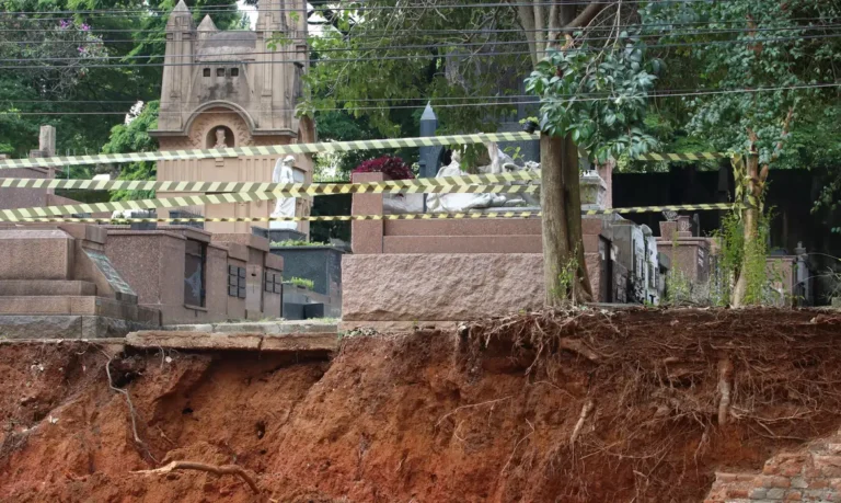 Chuvas deixam um desaparecido, e muro de cemitério desaba em São Paulo