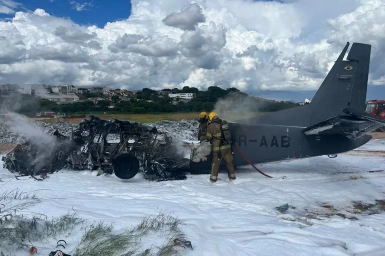 Avião cai no Aeroporto da Pampulha e mata dois comandantes da PF; Veja Vídeos