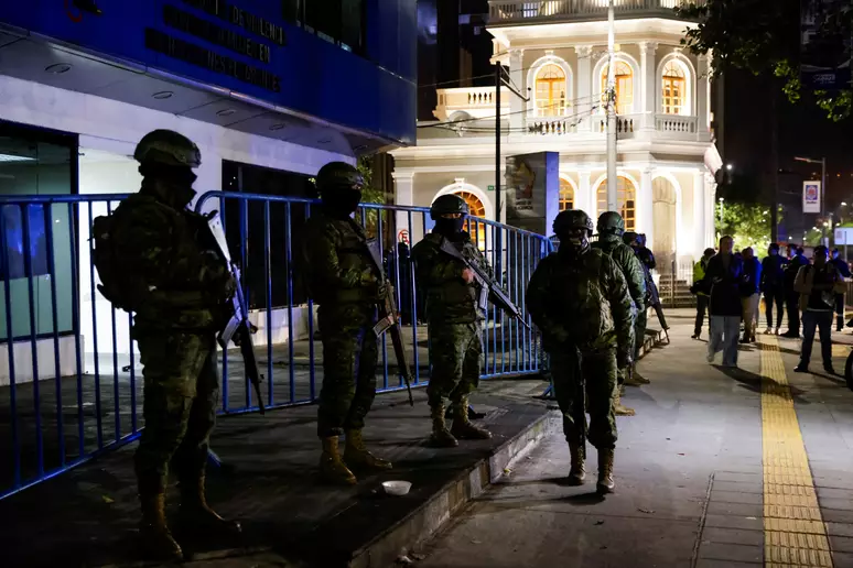México rompe relações diplomáticas com o Equador após polícia invadir embaixada em Quito