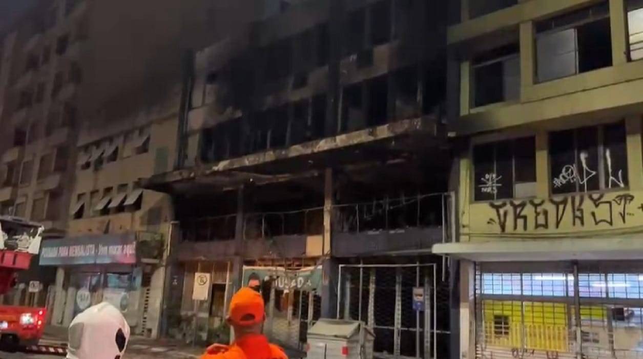 Incêndio em pousada mata 10 pessoas em Porto Alegre; prédio estava irregular