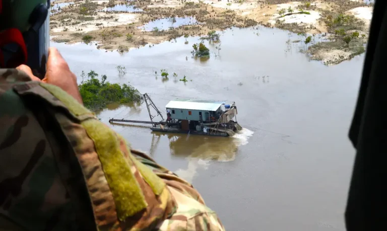 Na Amazônia, 77% do garimpo está a menos de 500 m de cursos d’água