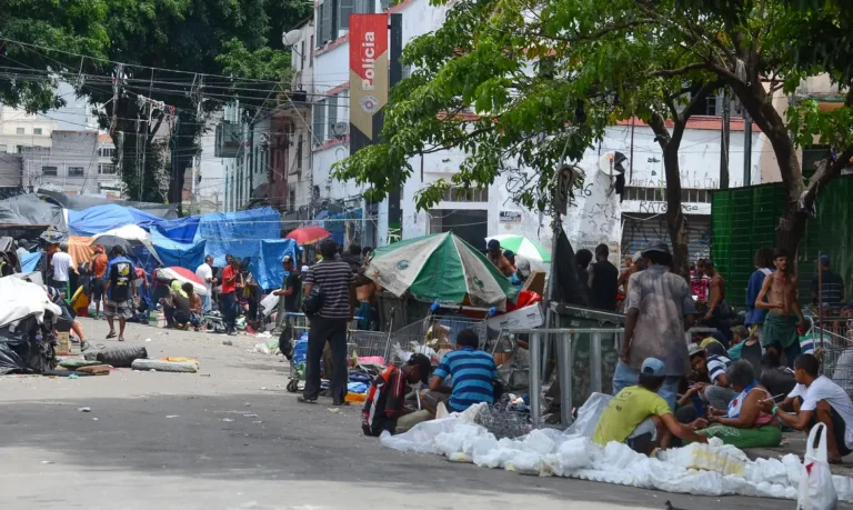 Trabalhadores denunciam abordagens violentas na Cracolândia, em SP