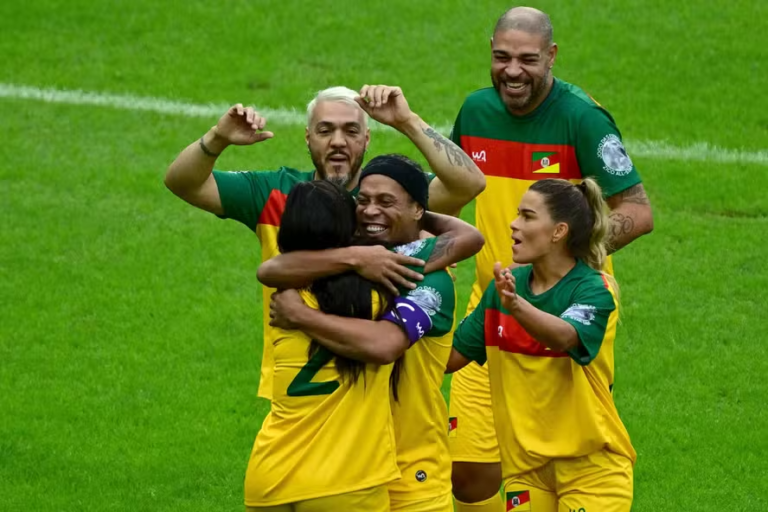 Futebol Solidário: Show de Ronaldinho Gaúcho e Golaço de Amaral em Jogo Beneficente no Maracanã