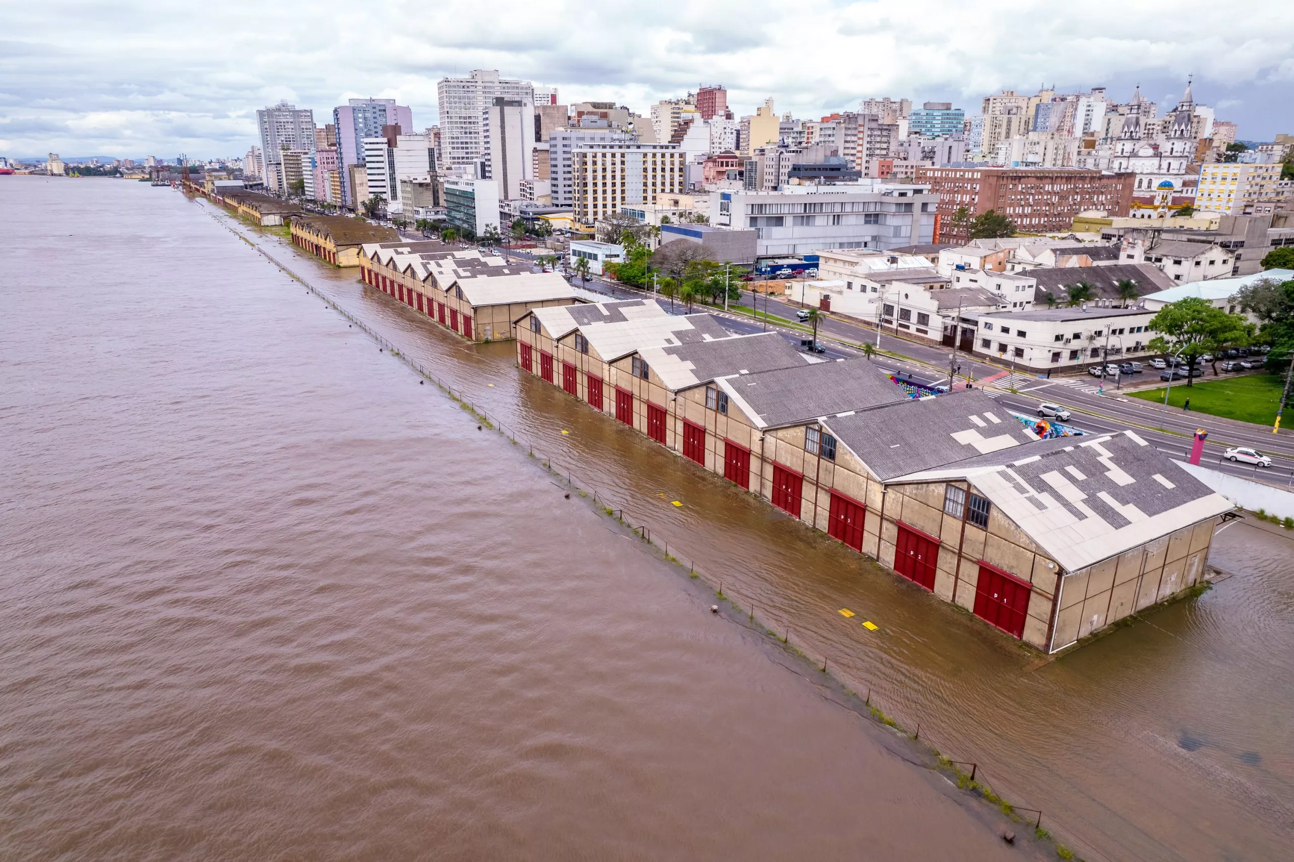 Enchente no RS se alastra, invade Porto Alegre, fecha aeroporto e deixa centro às escuras