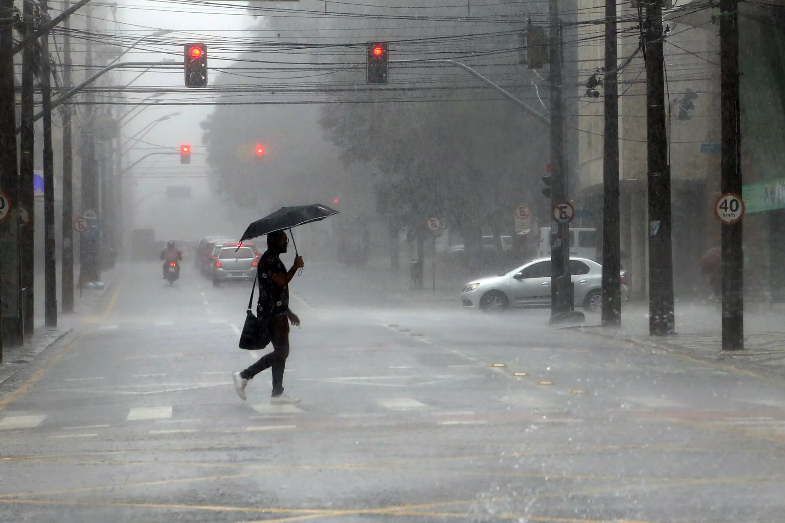 Chuva Forte e Frente Fria Deixam Sul do Brasil em Alerta Neste Fim de Semana