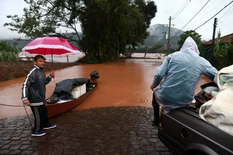 Muita gente apavorada: Moradora relata aflição ao ver sua casa inundada pelas chuvas no RS