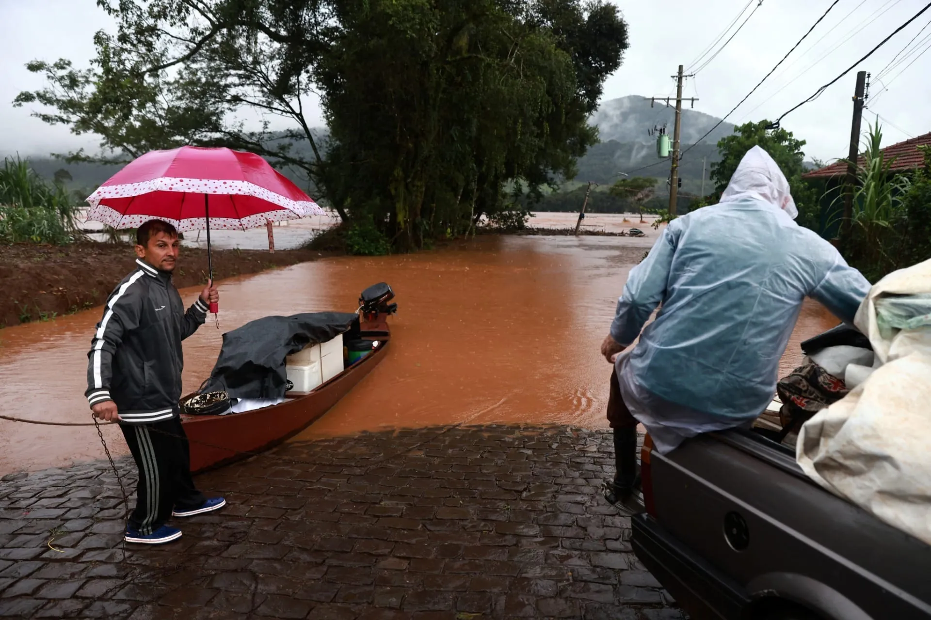 Muita gente apavorada: Moradora relata aflição ao ver sua casa inundada pelas chuvas no RS