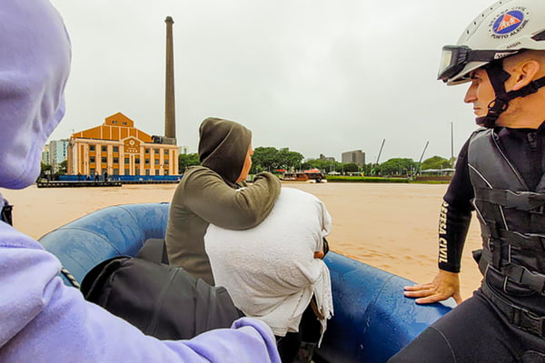 Com chuva e vento fortes, Porto Alegre suspende resgates com barcos