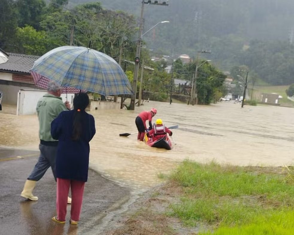 Cinco Crianças e Dois Adultos São Resgatados de Enchente em Rio do Sul, SC