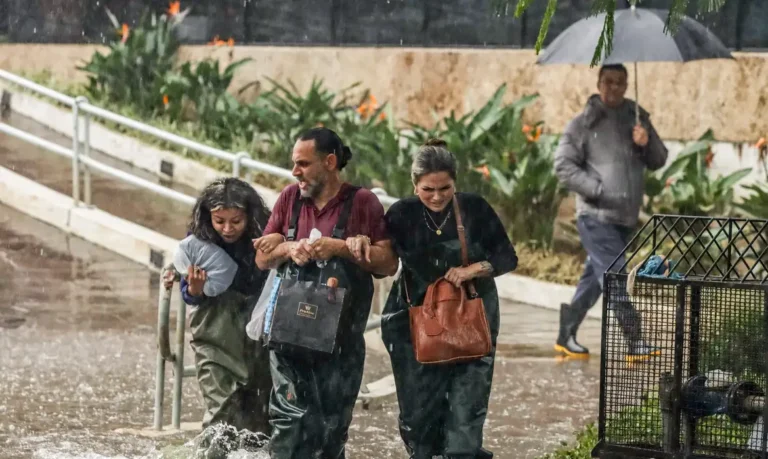 Porto Alegre enfrenta chuva forte e bairro Menino Deus volta a alagar