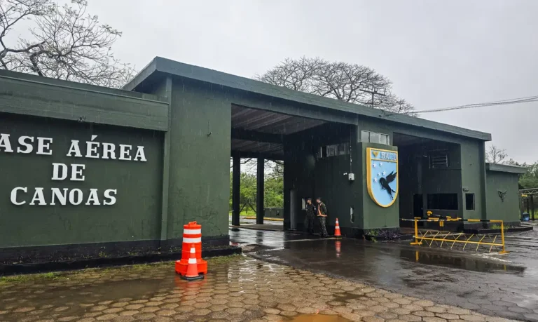 Passageiros começam a pousar e decolar da Base Aérea de Canoas