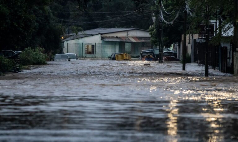 Córrego transborda e volta a invadir casas em Porto Alegre