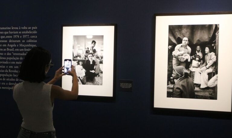 Exposição mostra olhar de Sebastião Salgado sobre Revolução dos Cravos